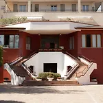 Kosmopolitan Apartment *